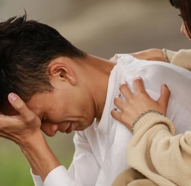 Pareja de novios triste y pidiendo perdón.