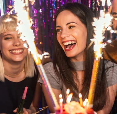 Amigos celebrando un cumpleaños mientras escuchan una canción personalizada de Musycol.