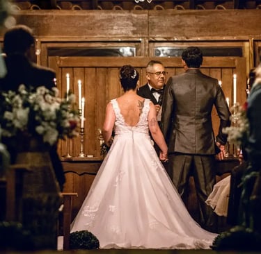 Pareja de novios casándose en el día de su boda escuchando una canción personalizada de Musycol.