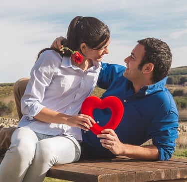 El día de San Valentín una pareja feliz escucha el regalo de una cancion personalizada de Musycol.