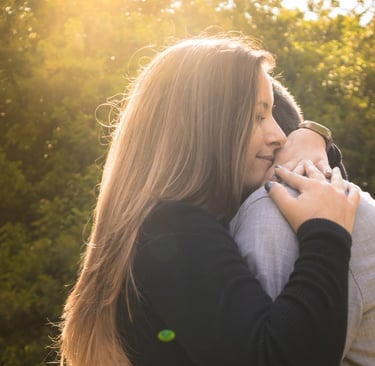 Pareja feliz escuchando una canción personalizada de Musycol.