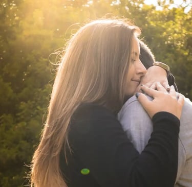 Pareja feliz escuchando una canción personalizada de Musycol.