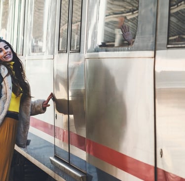 Amiga se despide de sus amigos escuchando una canción personalizada de Musycol.