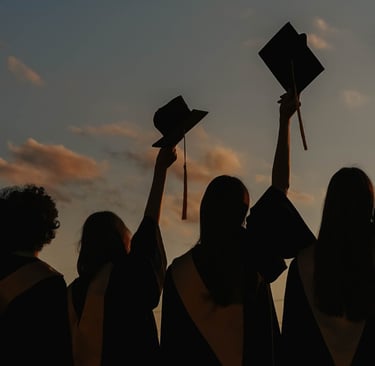 Unos amigos disfrutan del día de su graduación escuchando una canción personalizada de Musycol.