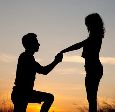 Persona arrodillada pidiendo matrimonio en un momento romántico escuchando una canción personalizada de Musycol.