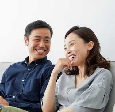 Padres felices, disfrutando de un regalo original y emotivo, una canción personalizada de Musycol