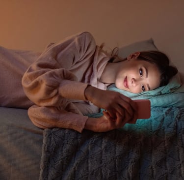 Novia leyendo un mensaje de buenas noches amoroso y bonito por Whatsapp antes de dormir.