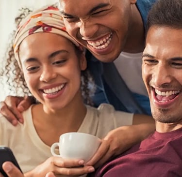 Unos amigos encargan una cancion personalizada para su amigo y todos disfrutando escuchando la cancion de Musycol.