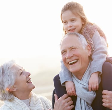 Nietos le hacen un regalo a sus abuelos y están muy felices.
