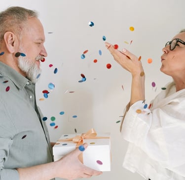 Un matrimonio celebra su aniversario de bodas de plata con un regalo personalizado.