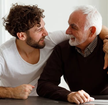 Un padre orgulloso abrazando a su hijo y felices los dos.