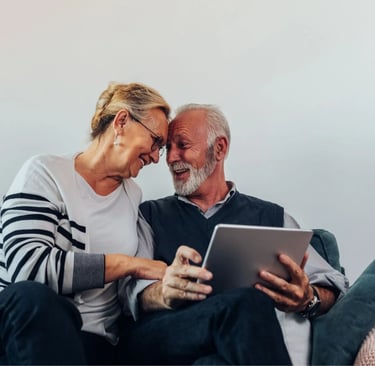 Jubilados felices y sonriendo de un regalo de su despedida de jubilación.