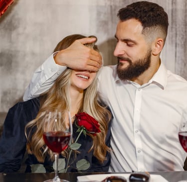 Novio le da una sorpresa a su novia en su aniversario de pareja.