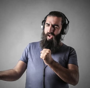 Amigo friki cantando y disfrutando de una canción personalizada de Musycol.