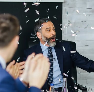 Compañero de trabajo feliz en su fiesta de despedida por jubilación escuchando una canción personalizada de Musycol.