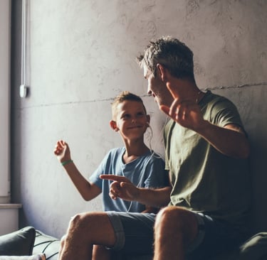 Padre e hijo disfrutando de escuchar una canción personalizada de Musycol.