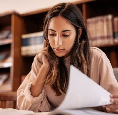 Estudiante en una biblioteca