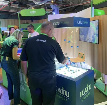 Pessoa pegando voucher na cabine twister de mão R.A Players