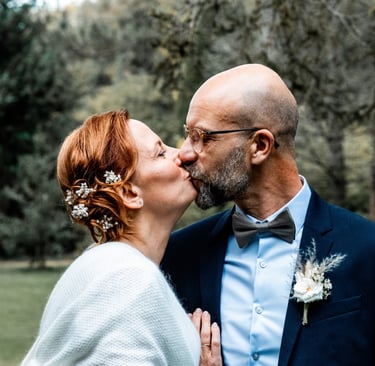 Un couple de mariés s'embrassant