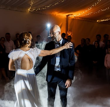 Un couple de mariés sur la piste de danse