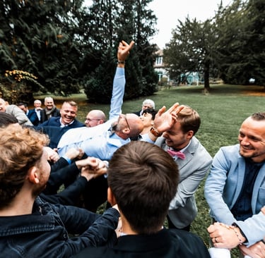 Un homme soulevé par un groupe de personnes