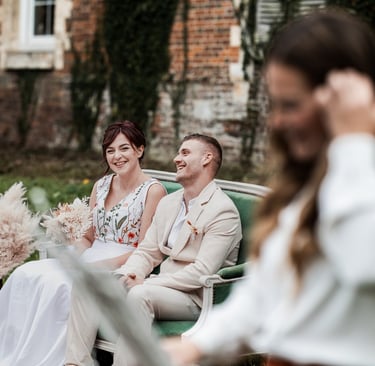 un couple de mariés assis dans un fauteuil pendant leur cérémonie