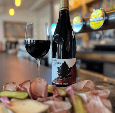 Vin rouge infusé au chanvre