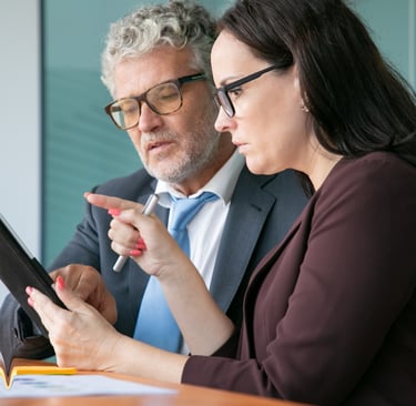 hombre y mujer analizando la fiscalidad de sus inversiones
