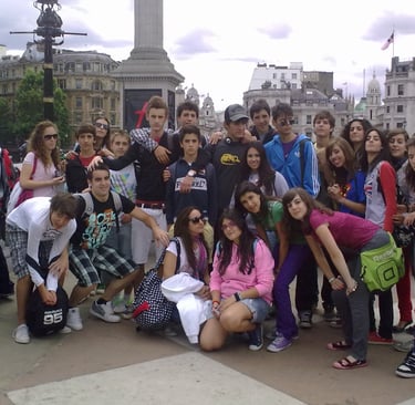 Un grupo de estudiantes internacionales posando para una foto en Trafalgar Square, en Londres.