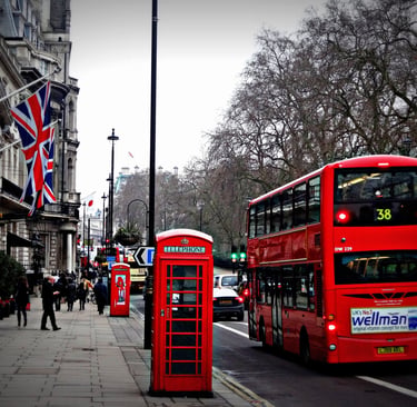 Un autobús rojo de dos pisos y las emblemáticas cabinas telefónicas rojas en una calle de Londres