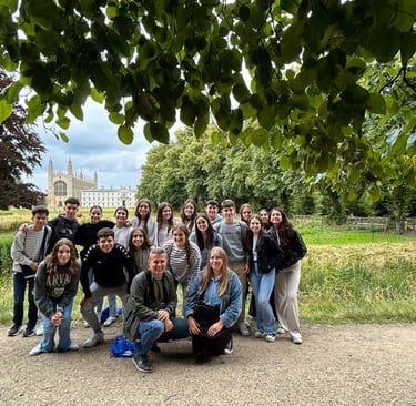 Un grupo de estudiantes de Priegoenglish en una foto en  Cambridge