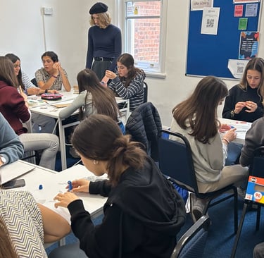 Estudiantes de inglés de Priegoenglish en clase en Cambridge