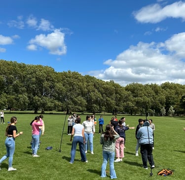 Un grupo de estudiantes que participan en juegos de trabajo en equipo al aire libre en un parque 