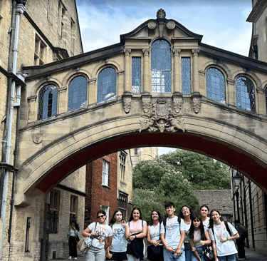 Estudiantes bajo el Puente de los Suspiros en el Hertford College, de la Universidad de Oxford 