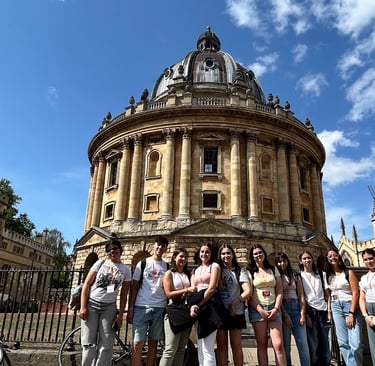estudiantes de Priegoenglish frente a la Radcliffe Camera de la Universidad de Oxford