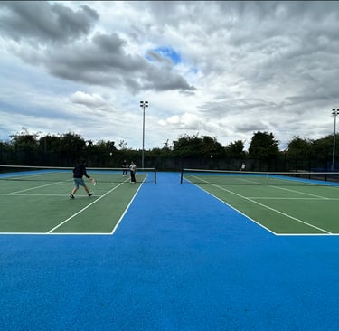 Estudiantes jugando al tenis en Oxford