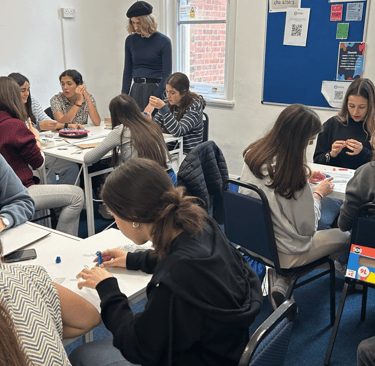 Los alumnos participan en un taller de artes creativas en el aula.
