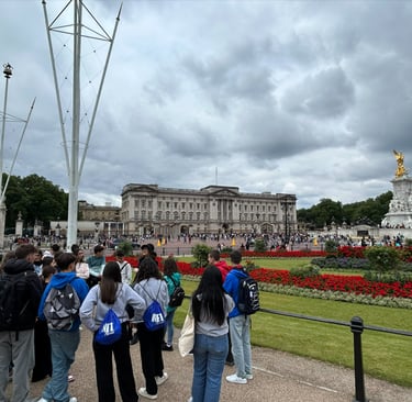 Un grupo de estudiantes contemplando el Palacio de Buckingham y el Monumento a Victoria en Londres 
