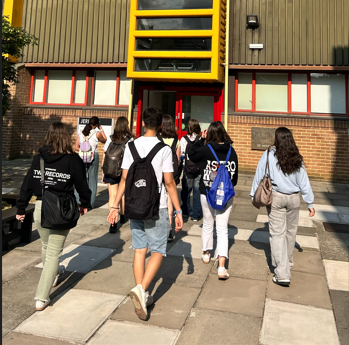 Un grupo de estudiantes que va a clase