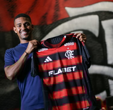 Samuel Lino com a camisa do Flamengo em seu anuncio oficial.