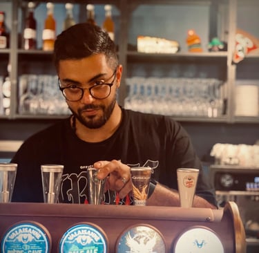 Service au bar par le barman Andréa du restaurant Histoire Sans Faim à Lausanne (bières pression).