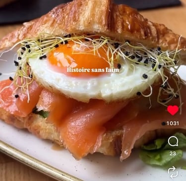 Brunch gourmand à Lausanne chez Histoire Sans Faim avec croissant au saumon et œuf au plat