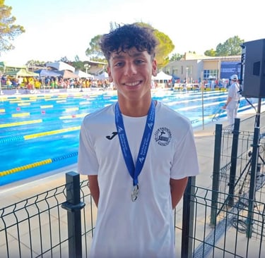 Nadador posando con la medalla de oro