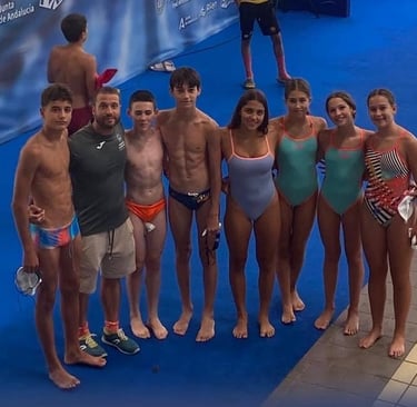 Nadadores del CVN posando antes de participar en el torneo