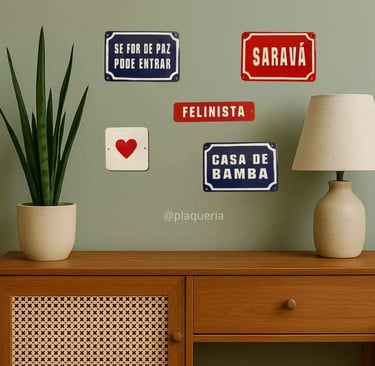 decoracao-rack-prateleira-placas-metal-frases-plaqueria