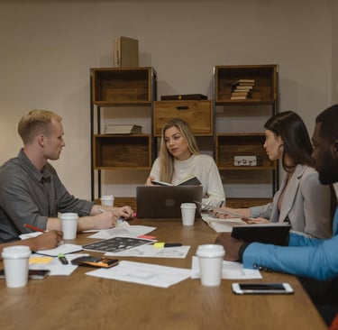 Imagem de uma reunião com um grupo de pessoas