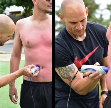 Entrenador experto midiendo grasa corporal con ultrasonido Bodymetrix en el abdomen del cliente.