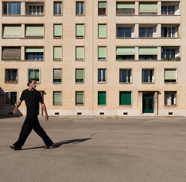portrait réalisé à Marseille en jouant avec l'architecture et les règles de composition