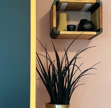 Wandregal Eiche The Pill als Sonderanfertigung montiert an einer Wohnzimmer Wand Froschperspektive