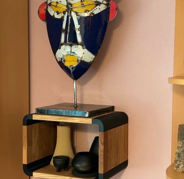 Wandregal Eiche The Pill als Sonderanfertigung montiert an einer Wohnzimmerwand